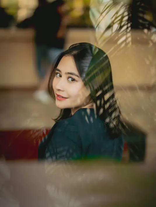 Pesona Prilly Latuconsina dengan rambut lurus sebahu. Mana gaya rambut Prilly Latuconsina yang jadi favoritmu, Sahabat FIMELA? [Foto: Instagram/prillylatuconsina96]