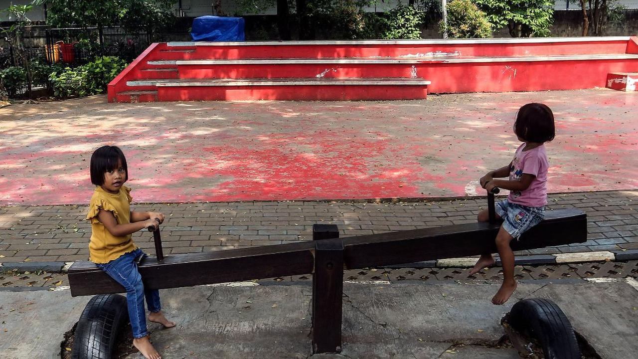Wajah RPTRA Berseri mulai mengalami pemudaran warna cat pada sejumlah wahana permainan yang tersedia di tempat tersebut.