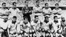 Brasil. Berstatus juara Piala Dunia 1964, Brasil langsung rontok di fase grup Piala Dunia 1966 di Inggris. Tergabung di Grup 3, Pele dkk hanya mampu menempati posisi ke-3 dengan raihan 2 poin, hasil dari 1 kali menang dan 2 kali kalah. Satu-satunya kemenangan diraih saat Brasil menang 2-0 atas Bulgaria pada matchday pertama. Sementara pada matchday kedua Brasil kalah 1-3 dari Hungaria dan di matchday ketiga kembali kalah 1-3 dari Portugal. (AFP/Staff)