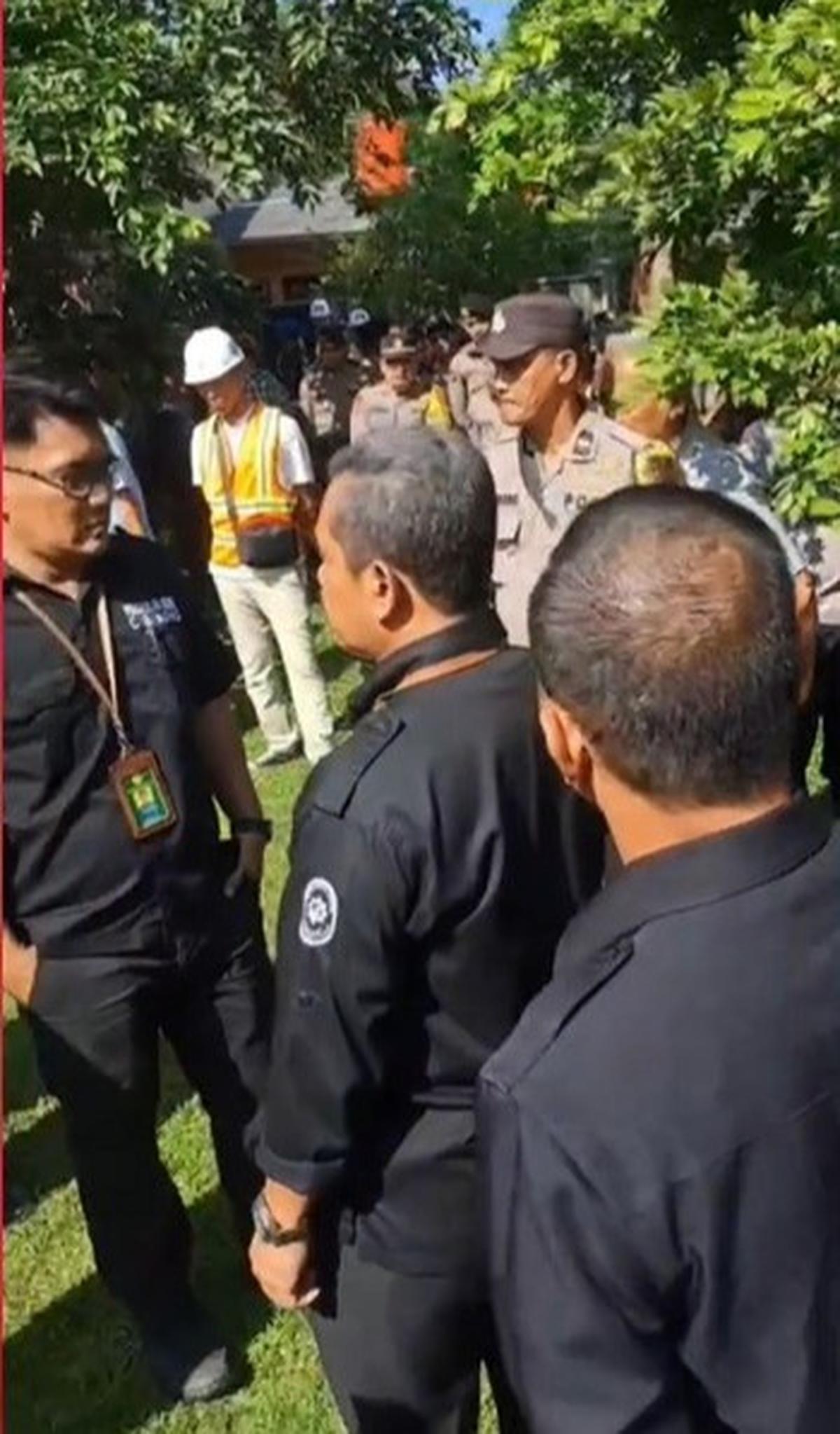 Detik-Detik Pembongkaran Paksa Rumah Atalarik Syach, Suasana Panas dan Tegang Dikepung Puluhan Aparat