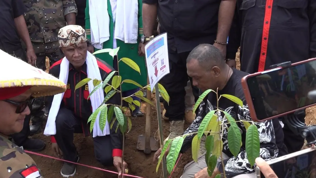 Ketua Umum GRIB Jaya, Hercules Rosario Marshal memimpin langsung Gerakan Rakyat Indonesia Bersatu (GRIB) Jaya lewat kampanye penghijauan, Senin (2/6) (Istimewa)