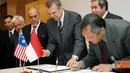 Citizen6, Jakarta: Chief Executive Officer SEB, Mr Torstein Dale Sjotveit dengan Direktur Perencanaan dan Teknologi PLN, Nasri Sebayang menandatangani kerjasama pembangunan interkoneksi pada, Senin (18/7). (Pengirim: Agus Trimukti)