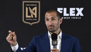 Bek Giorgio Chiellini memberikan keterangan saat diperkenalkan sebagai pemain Los Angeles FC selama konferensi pers di Stadion Banc of California di Los Angeles, California (29/6/2022). (Kevork Djansezian/Getty Images/AFP)