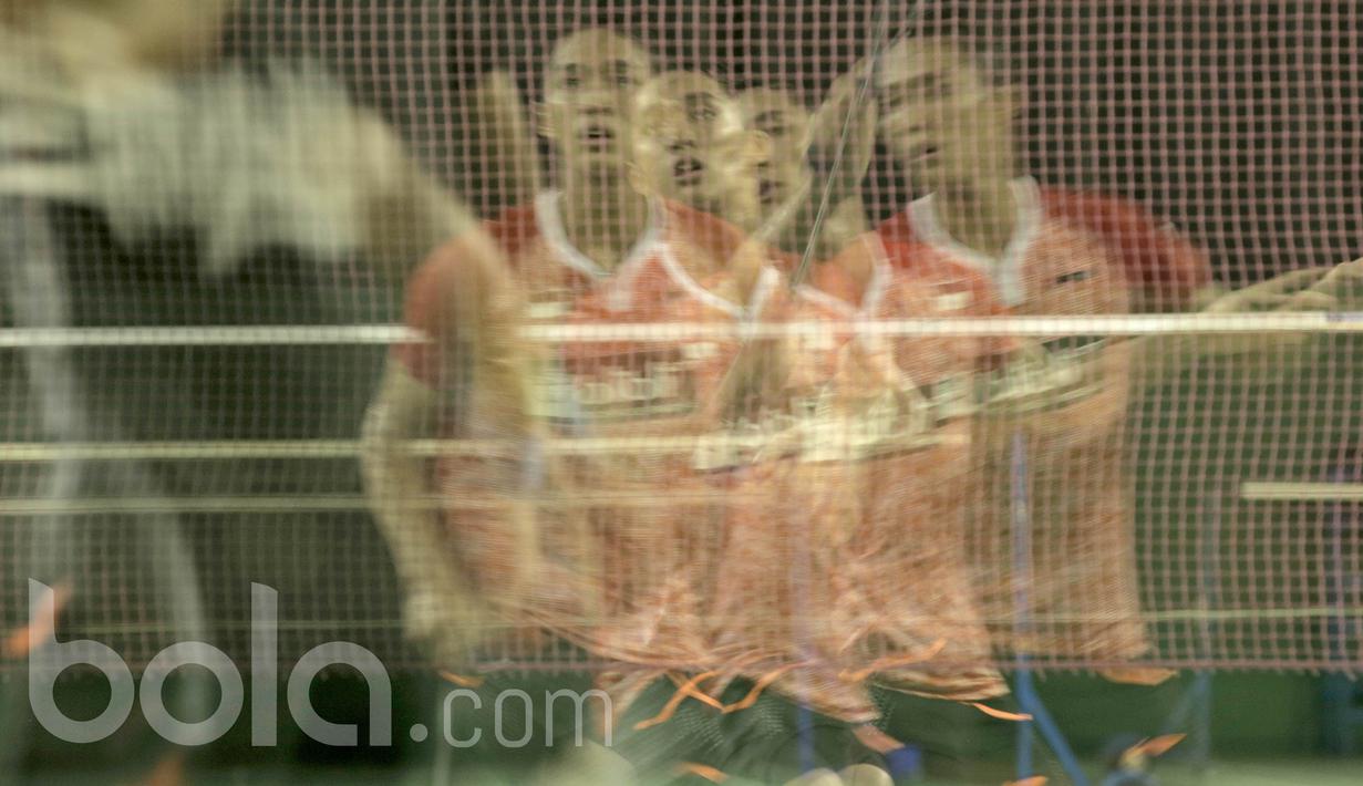 Pebulu tangkis tunggal putra, Jonatan Christie, saat bertanding dalam simulasi Piala Sudirman 2017 di lapangan Pelatnas PBSI, Jakarta, Sabtu (13/5). Simulasi untuk mematangkan persiapan menuju Piala Sudirman di Australia. (Bola.com/Peksi Cahyo)