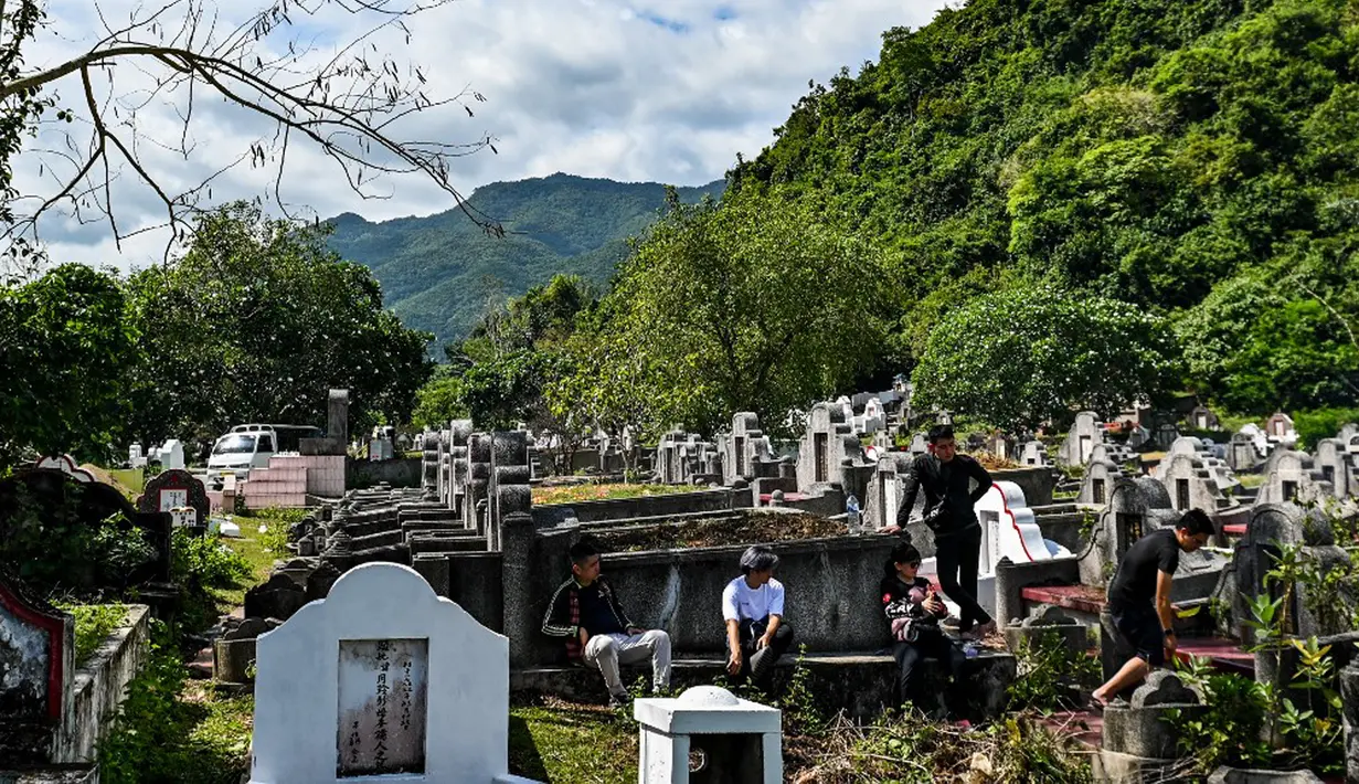 Festival Cheng Beng atau Qingming juga dikenal sebagai Hari Pembersihan Makam. (CHAIDEER MAHYUDDIN/AFP)