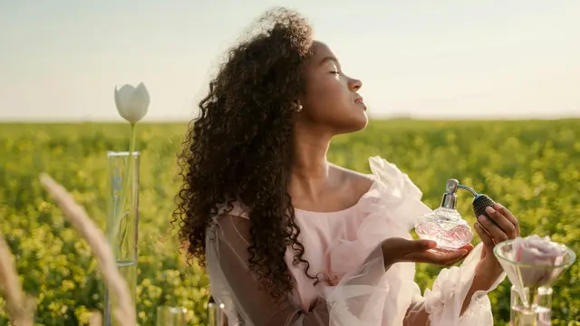 Menyemprotkan parfum setelah mandi