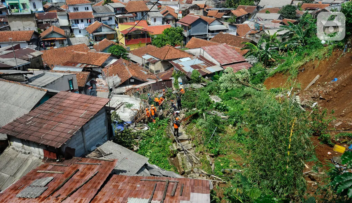 Tim SAR gabungan melakukan pencarian warga yang tertimbun tanah longsor di Kampung Kebon Jahe, Kelurahan Kebon Kelapa, Kecamatan Bogor Tengah, Kota Bogor, Kamis (13/10/2022). Dilaporkan sebanyak 8 warga setempat tertimbun tebing tanah longsor saat peristiwa nahas tersebut terjadi. (merdeka.com/Arie Basuki)