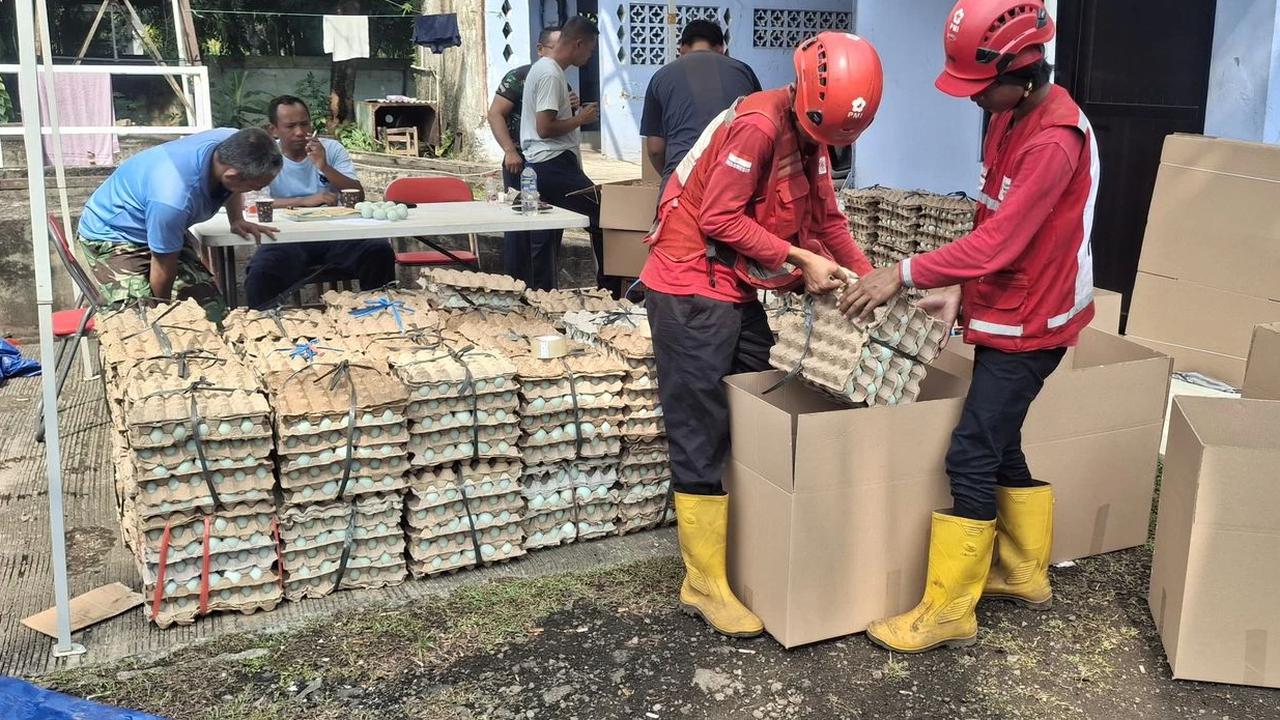 PMI Kembali Kirim Telur Asin untuk Pengungsi Korban Banjir di Sumut dan Aceh