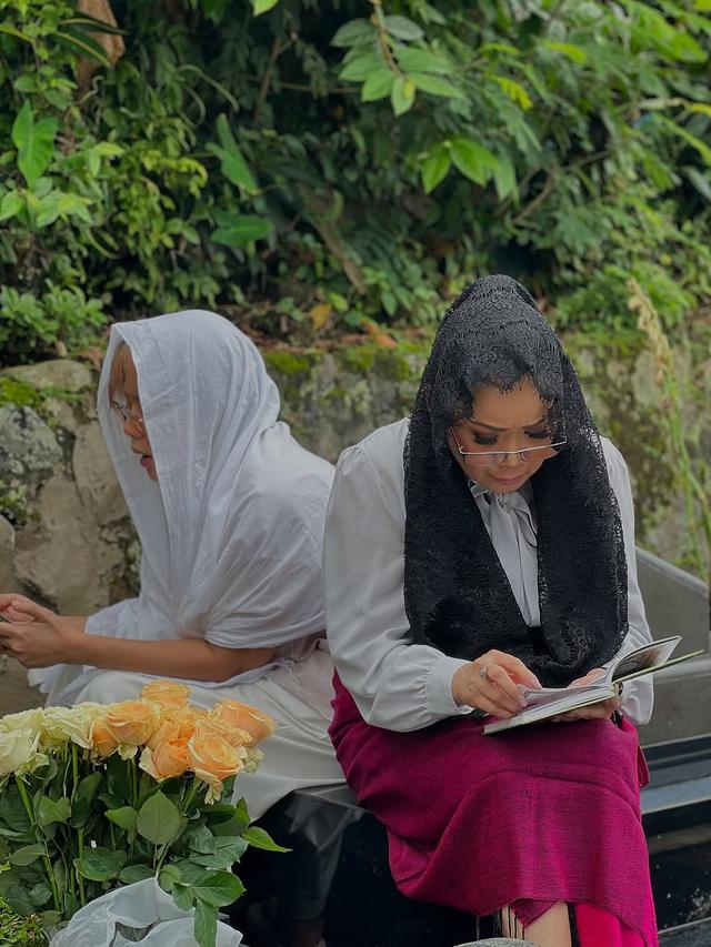 Potret 6 Artis Ziarah Kubur di Momen Ramadhan, Indro Nyekar Makam Personel Warkop