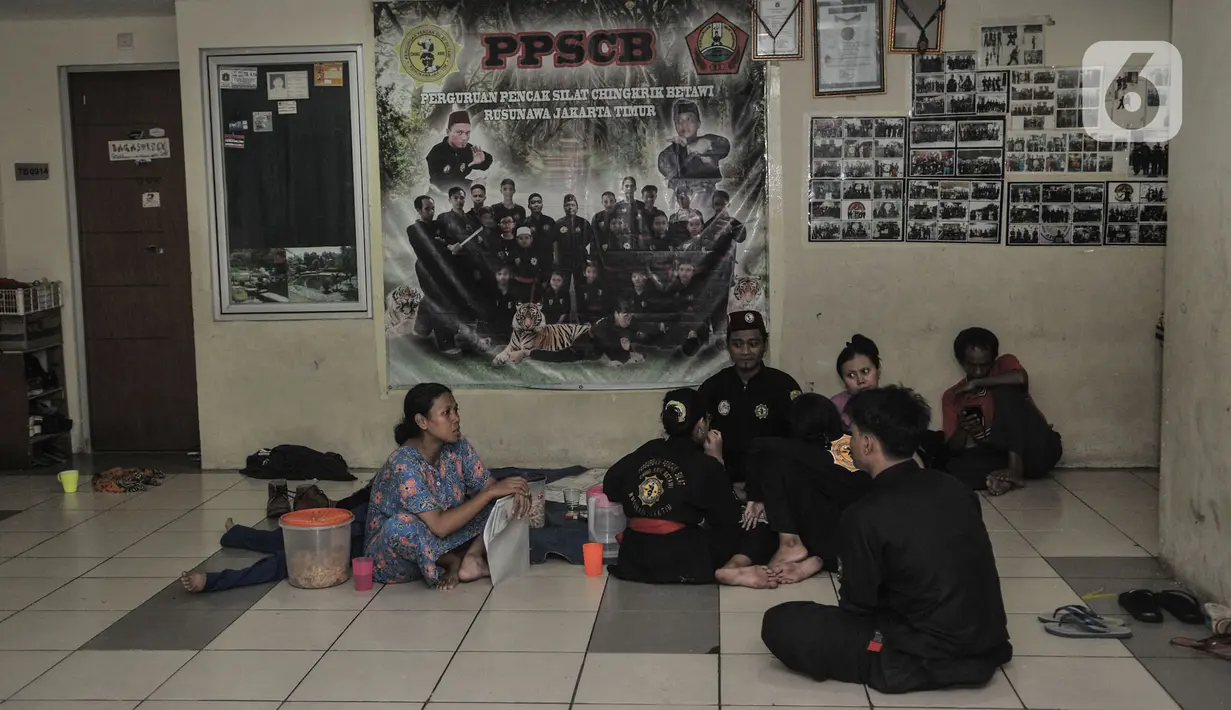 Iwan bersama keluarga dan murid saat beristirahat di sela latihan. (merdeka.com/Iqbal S Nugroho)