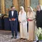 Anggota grup musik ABBA menerima Penghargaan "Vasa Kerajaan" dari Raja Swedia Carl XVI Gustaf (kiri) dan Ratu Silvia dari Swedia (kedua dari kiri) dalam sebuah upacara di Istana Kerajaan Stockholm, 31 Mei 2024 (Dok. AFP).