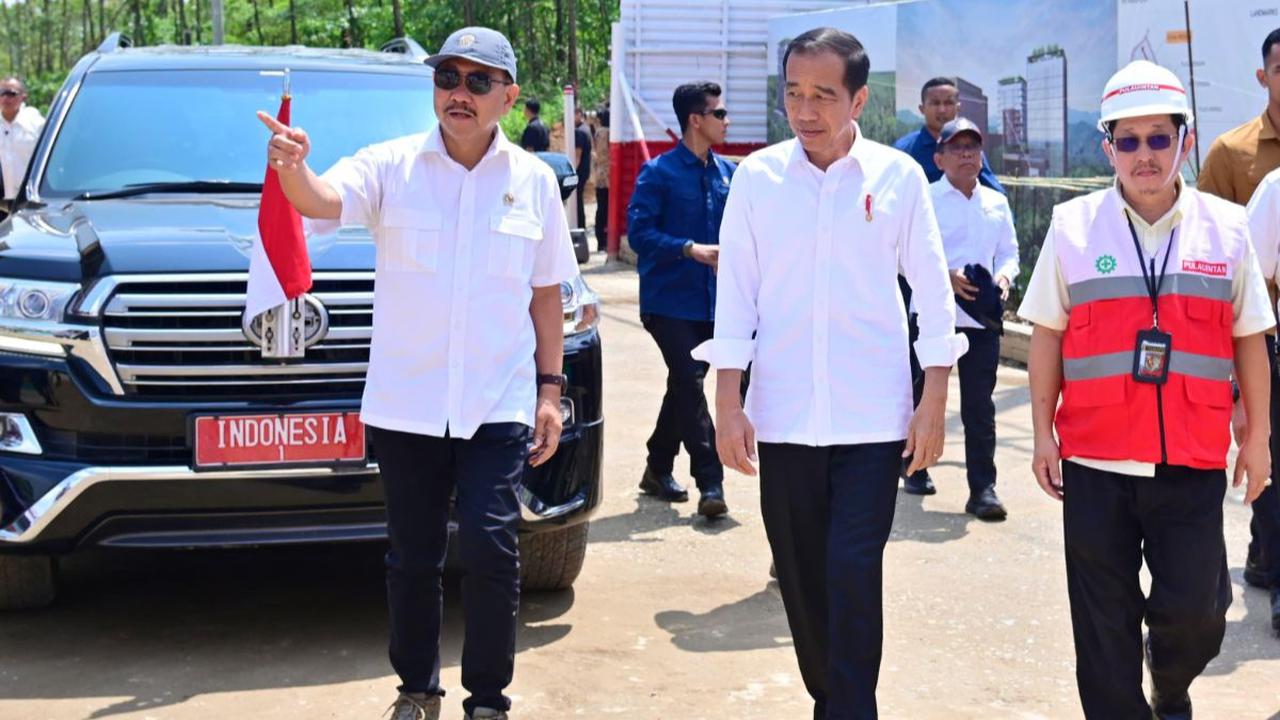"Nontonnya? Ya di rumah. Bisa di Jakarta, bisa di Bogor, bisa di Solo,"&nbsp;