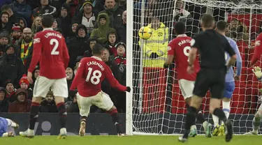 Gelandang Manchester United, Casemiro (kedua kiri) saat mencetak gol ke gawang Bournemouth pada pertandingan lanjutan Liga Inggris di Old Trafford di Manchester, Inggris, Rabu (4/1/2023). Manchester United menang telak atas Bournemouth dengan skor 3-0. (AP Photo/Dave Thompson)