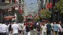 Orang-orang berjalan di sepanjang Jalan Istiklal, jalan perbelanjaan utama di Istanbul, Selasa (27/7/2021). Turki telah mencatat lebih dari 15.000 kasus virus corona baru, karena jumlah infeksi yang terus meningkat. (AP Photo/Mucahid Yapici)