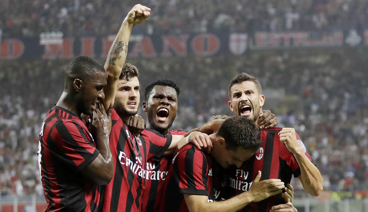 Para pemain AC Milan merayakan gol yang dicetak Giacomo Bonaventura ke gawang CSU Craiova pada laga kualifikasi Liga Europa di Stadion San Siro, Milan, Jumat (4/8/2017). AC Milan menang 2-0 atas CSU Craiova. (AP/Antonio Calanni)