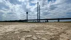 Tanah kering di dasar sungai Rhine yang mengering sebagian terlihat di Duesseldorf, Jerman barat (25/7/2022). Keringnya sungah Rhine akibat Eropa mengalami gelombang panas. (AFP/Photo/Ina Fassbender)