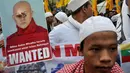 Massa membawa poster Biksu Ahsin Wirathu saat aksi di depan Kedubes Myanmar, Jakarta, Rabu (27/5/2015). Mereka mengecam aksi teroris yang dilakukan Biksu Ahsin Wirathu kepada etnik Rohingya. (Liputan6.com/Johan Tallo)