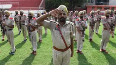 Personel Polisi Punjab mengambil bagian dalam latihan menjelang perayaan Hari Kemerdekaan India ke-75, di Stadion Guru Nanak di Amritsar (12/8/2021). India memperingati Kemerdekaannya pada tahun 1947 dari pemerintahan kolonial Inggris, pada 15 Agustus. (AFP/Narinder)