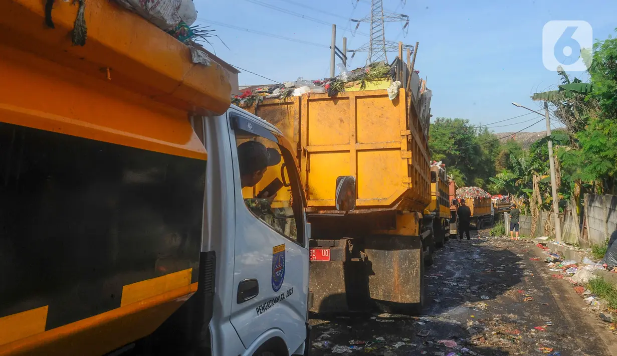 Antrean yang terjadi sudah berlangsung lebih dari dua bulan ini akibat TPA Cipayung  kelebihan kapasitas dan belum ada lokasi pembuangan sampah baru. (merdeka.com/Arie Basuki)