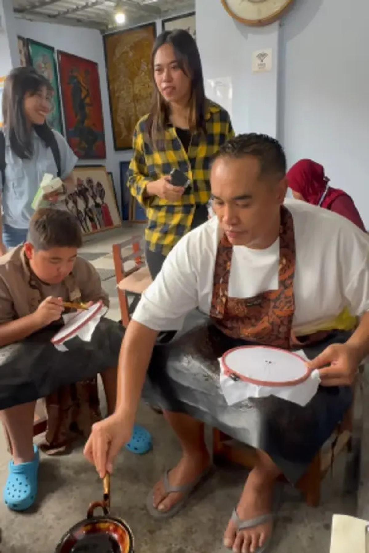 Gaya Santai Ardi Bakrie Suami Nia Ramadhani Liburan di Yogya, Serba Pakai Kaus Polos