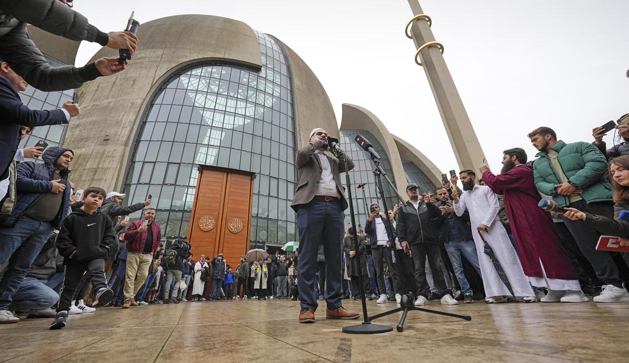 Muazin Mustafa Kader mengumandangkan Azan di Masjid Pusat Cologne di Cologne, Jerman, Jumat (14/10/2022). Panggilan Azan untuk pertama kali dikumandangkan dari salah satu masjid terbesar Jerman di Cologne pada Jumat - tetapi dengan volume terbatas. Ini adalah bagian dari proyek yang disepakati dengan pihak berwenang di kota yang memiliki salah satu komunitas Muslim terbesar di negara itu. (AP Photo/Martin Meissner)