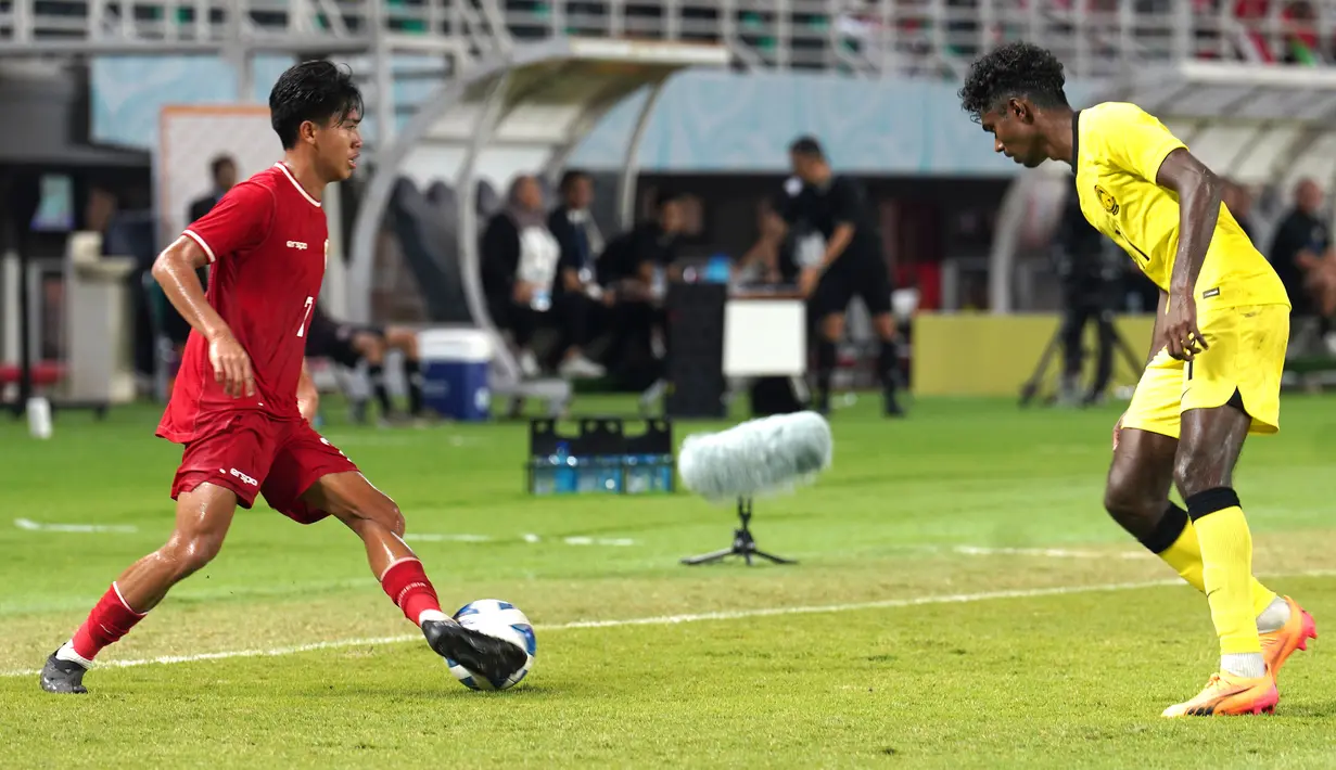 Pemain Timnas Indonesia U-19, Figo Dennis Saputrananto (kiri) berusaha melewati penjagaan pemain Malaysia U-19,  Mohamad Zamirul Hakim saat laga semifinal Piala AFF U-19 2024 di Stadion Gelora Bung Tomo, Surabaya, Sabtu (27/07/2024). (Dok. PSSI)