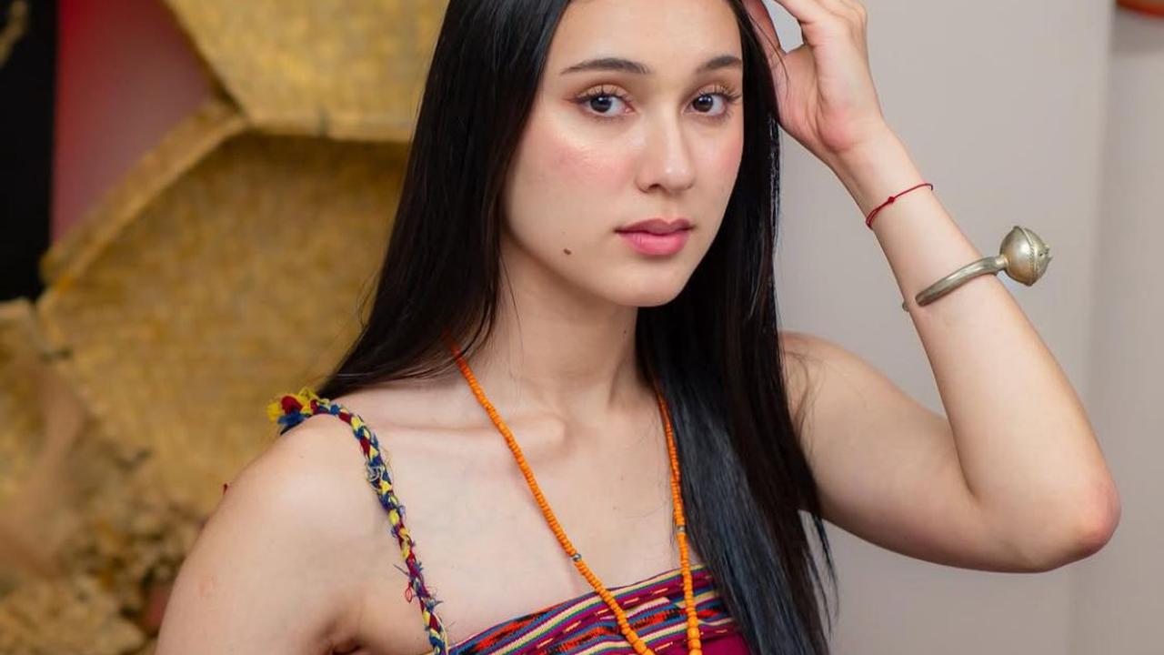 7 Potret Yasmin Napper dalam Balutan Tais Timor, Tampil Flawless dan Tuai Pujian