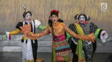 Pemain Teater Koma mementaskan Mahabarata di Kampus Tarumanegara Cilandak, Jakarta, Rabu (17/7/2019).Teater Koma akan kembali menggelar pentas Mahabarata pada 25 Juli-4 Agustus 2019 setelah sebelumnya menggelar Mahabarata: Asmara Raja Dewa pada November 2018. (Liputan6.com/Fery Pradolo)