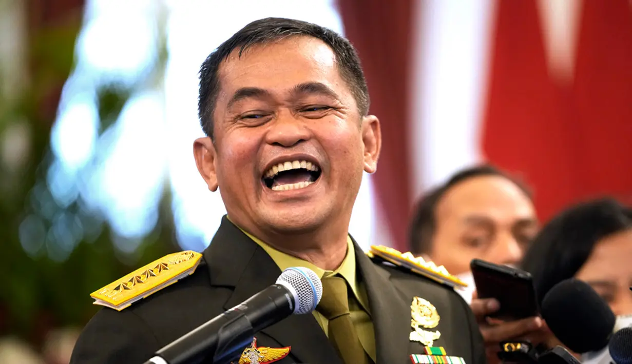 "Sangatlah, jadi kalau soal soliditas di TNI AD, saya kan kebetulan saya 28 tahun di pasukan tempur, jadi rasa kebersamaan itu masih sangat terasa. Saya pikir kalau nanti ini kita tetap pelihara kita tingkatkan saya yakin kita akan semakin solid," kata Maruli usai dilantik menjadi KSAD. (AP Photo/Achmad Ibrahim)