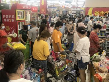 Orang-orang membeli barang di supermarket di Wuhan, provinsi Hubei pada 2 Agustus 2021. Pihak berwenang di Wuhan akan melakukan tes COVID-19 terhadap seluruh penduduk, setelah kota di China Tengah ini melaporkan infeksi lokal pertamanya dalam lebih dari setahun. (STR / AFP)