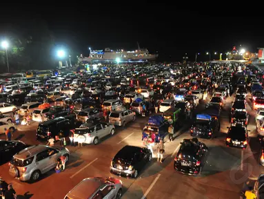 Ribuan kendaraan roda empat padati Pelabuhan Merak dini hari tadi jelang H-3 lebaran, Banten, Kamis, (25/7/14), (Liputan6.com/ Johan Tallo)