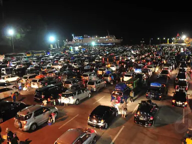 Ribuan kendaraan roda empat padati Pelabuhan Merak dini hari tadi jelang H-3 lebaran, Banten, Kamis, (25/7/14), (Liputan6.com/ Johan Tallo)