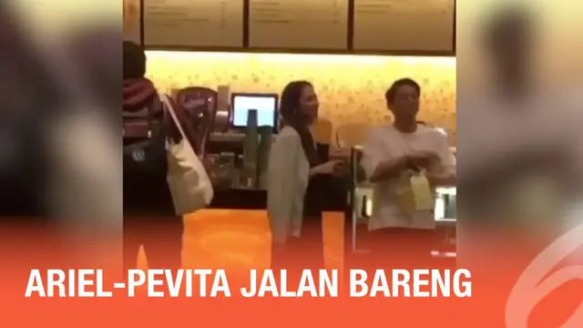 Momen kebersamaan Ariel Noah dan Pevita Pearce tertangkap kamera. Hal ini menjadi perbincangan hangat warganet.