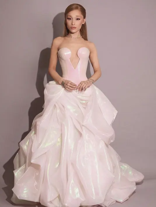 Busana yang dihadirkan tampil begitu dreamy dengan detail yang menawan.  [Foto: Instagram/ Ariana Grande]