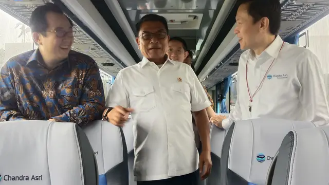 Ketua Umum Perkumpulan Industri Kendaraan Listrik Indonesia (Periklindo) Moeldoko dalam peresmian penggunaan bus listrik untuk antar jemput karyawan  PT Chandra Asri Petrochemical,  Selasa (14/02/2023).