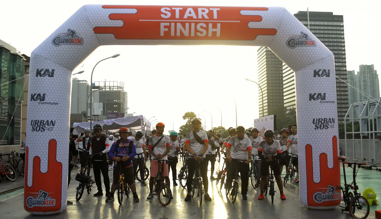 Pegawai PT KAI bersiap bersepeda bersama berbagai komunitas Urban SOS Cycling Club di Stasiun BNI City, Jakarta, Sabtu (21/1/2023). Kegiatan olahraga bersepeda yang bertajuk Collaboride digelar dalam rangka mempromosikan Stasiun BNI City sebagai area transportasi publik yang dapat digunakan untuk aktivitas warga. (Liputan6.com/Angga Yuniar)