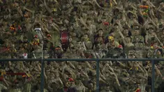 Ribuan suporter PS TNI memadati Stadion Siliwangi, Bandung, Minggu (1/5/2016), untuk menyaksikan laga Torabika Soccer Championship 2016 melawan Madura United. (Bola.com/Vitalis Yogi Trisna)