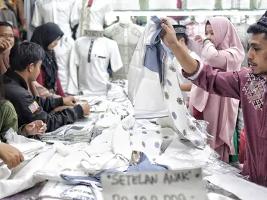 Pengunjung memilih busana muslim di Pasar Tanah Abang Blok A, Jakarta, Minggu (5/5/2019). Warga Jakarta dan sekitarnya sudah mulai memadati kawasan tersebut untuk berbelanja perlengkapan dan kebutuhan menyambut bulan Ramadan. (Liputan6.com/Faizal Fanani)
