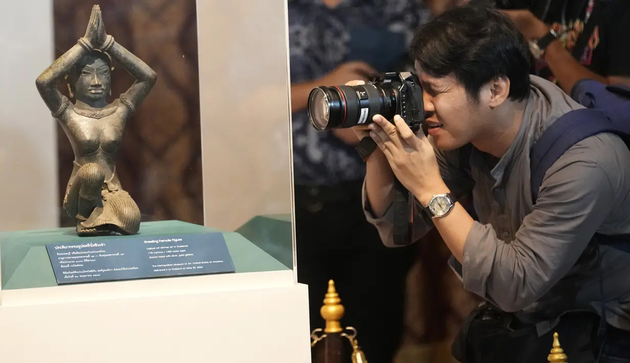 Museum Nasional Thailand menyelenggarakan upacara penyambutan pulang untuk dua patung kuno yang diperdagangkan secara ilegal dari Thailand oleh seorang kolektor barang antik asal Inggris dan dikembalikan dari koleksi Museum Seni Metropolitan New York. (AP Photo/Sakchai Lalit)