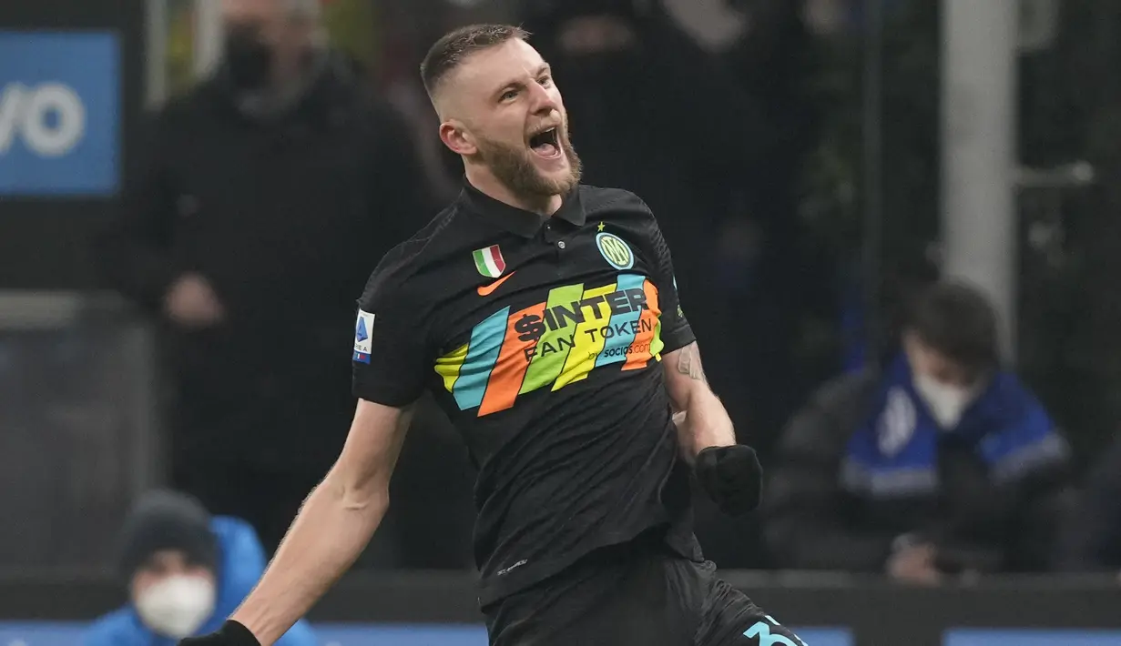 Bek Inter Milan, Milan Skriniar berselebrasi usai mencetak gol ke gawang Lazio pada pertandingan Liga Serie A Italia di Stadion San Siro, di Milan, Italia, Senin (10/1/2022). Inter Milan unggul satu angka dari AC Milan yang sudah bermain satu laga lebih banyak. (AP Photo/Antonio Calani)