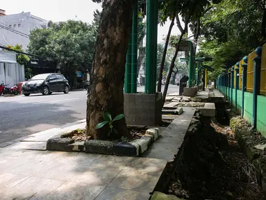 Kondisi lalu lintas di sekitar trotoar yang rusak di kawasan Blok S, Jakarta, Kamis (4/3/2021). Dinas Bina Marga Provinsi DKI Jakarta akan merevitalisasi trotoar sepanjang 4,6 kilometer di kawasan Kebayoran Baru, Jakarta Selatan. (Liputan6.com/Faizal Fanani)