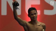 Perenang Indonesia, Jendi Pangabean selebrasi usai menjadi yang tercepat pada Asian Para Games cabang renang nomor 100 meter gaya punggung S9 di Stadion Aquatic, Jakarta, Kamis (11/10). (Bola.com/Vitalis Yogi Trisna)