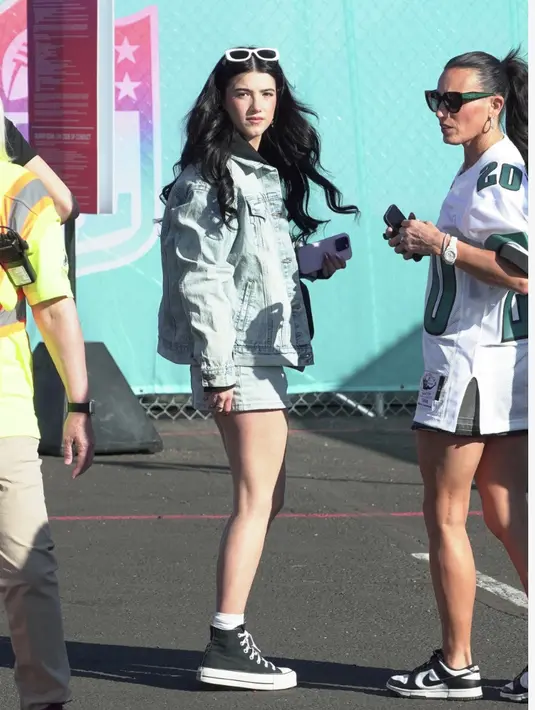 Charli D'Amelio mengenakan busana serba denim. Gaya klasik tak terbantahkandengan pilihan outfit dan sneaker high top yang digunakan.