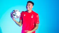 Jesse Lingard. Gelandang serang Inggris berusia 29 tahun yang telah membela Manchester United selama 22 tahun akhirnya dilepas permanen ke Nottingham Forest dengan status bebas transfer di bursa transfer musim panas 2022/2023. Pemain yang merupakan anggota Akademi Setan Merah sejak awal musim 2008/2009 sebelumnya sempat dipinjamkan beberapa kali ke sesama klub di Liga Inggris, seperti Leiceter, Birmingham, Brighton, Derby County dan West Ham United. Bersama tim senior MU ia total tampil dalam 231 laga di semua ajang dengan torehan 35 gol dan 21 assist. (nottinghamforest.co.uk)