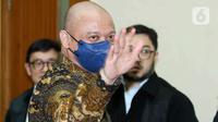 Terdakwa Mantan Kapolda Sumatera Barat Irjen Teddy Minahasa Putra seusai menjalani sidang perdana kasus narkoba di PN Jakarta Barat, Kamis (2/2/2023). Sebelumnya, pada Rabu (1/2/2023), enam anak buah Teddy Minahasa sudah lebih dulu menjalani sidang perdana dalam kasus yang sama di PN Jakarta Barat. (Liputan6.com/Herman Zakharia)