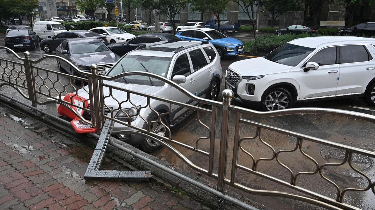 "Kementerian mengatakan bahwa 16 kematian tercatat di provinsi Gyeongsang Utara, yang terletak di sepanjang bagian timur Semenanjung Korea. Sebagian besar di sana tewas akibat tanah longsor," ungkap CNN.