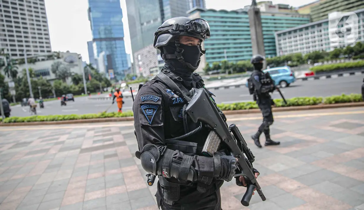 Petugas Brimob dengan senjata lengkap berjaga di kawasan Bundara HI, Jakarta, Kamis (24/12/2020). Kendaraan taktis Baracuda juga dikerahkan untuk mengamankan kawasan tersebut pada malam Natal dan perayaan Tahun Baru. (Liputan6.com/Faizal Fanani)