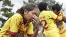 Para pemain Sumatra Selatan menangis usai meraih gelar juara Piala Pertiwi setelah mengalahkan Bangka Belitung pada laga final di NYTC Sawangan, Depok, Jumat (3/5). Sumsel menang 2-1 atas Babel. (Bola.com/Vitalis Yogi Trisna)