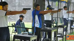 Citizen6, Surabaya: Tim tembak Kobangdikal mengungguli Tim Pasukan Marinir 1 Surabaya dalam Lomba Tembak Pistol Eksekutif dalam rangka Hari Pendidikan Angkatan Laut (Hardikal) ke-66, Kamis (12/4). (Pengirim: Penkobangdikal)