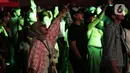 Penonton saat menyaksikan aksi grup band Jamrud di panggung Bergelora perhelatan Berdendang Bergoyang Festival, Kawasan Istora Senayan, Jakarta, Jumat (28/10/2022). Tampil selama lebih kurang satu jam, Jamrud menghentak penggemarnya dengan sejumlah lagu baru dan lawas, diantaranya Telat 3 Bulan, Pelangi di Matamu, Surti Tejo, dll. (Liputan6.com/Helmi Fithriansyah)